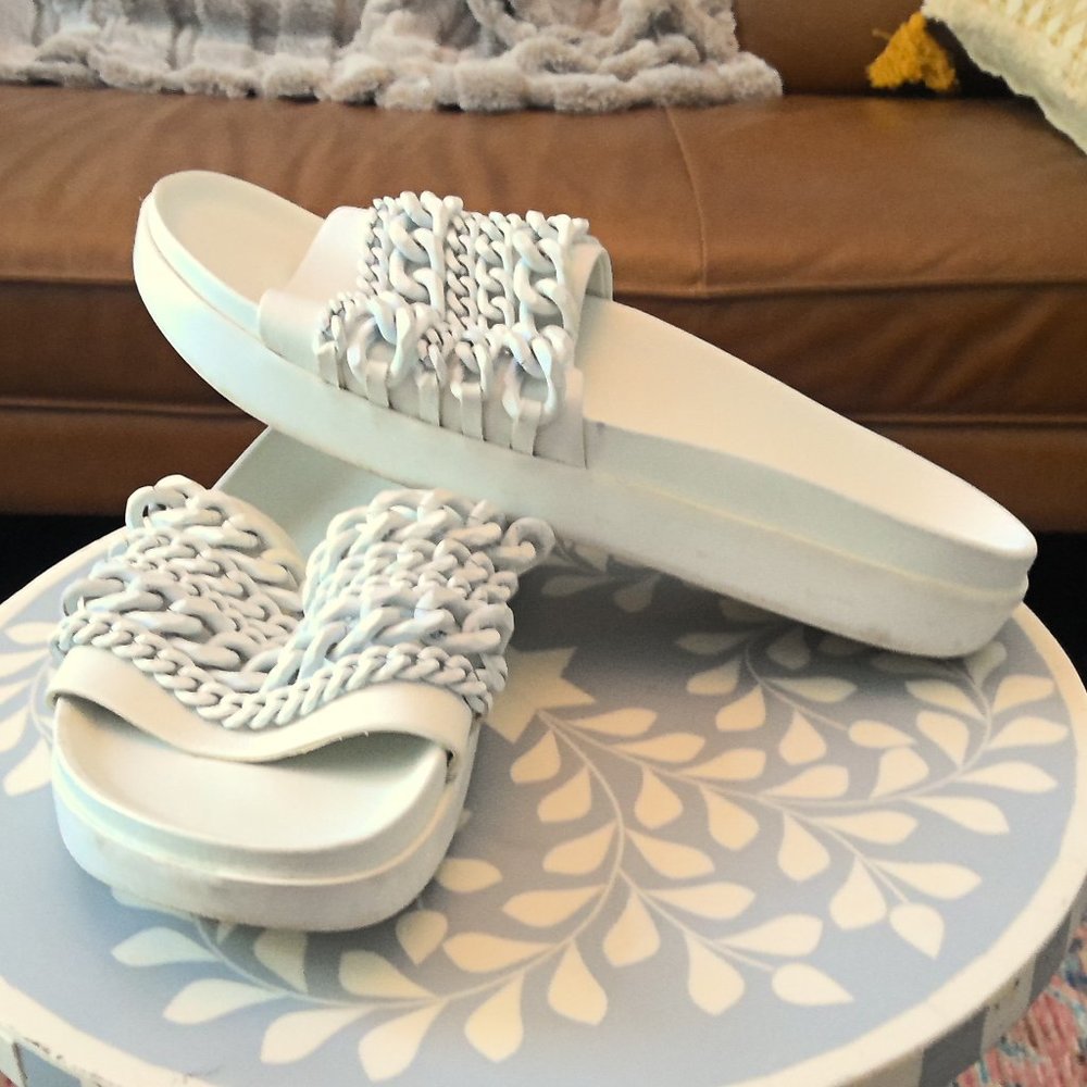 KENDALL + KYLIE - Women's White Poolside Slides